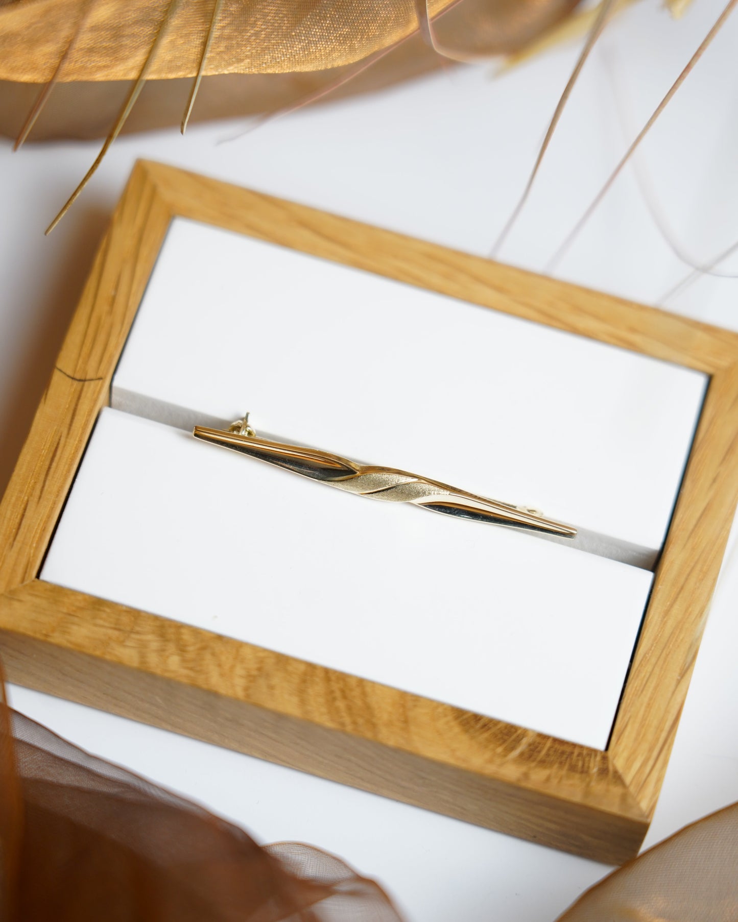 „Twist Line“ – Brosche aus 333/- Gelbgold