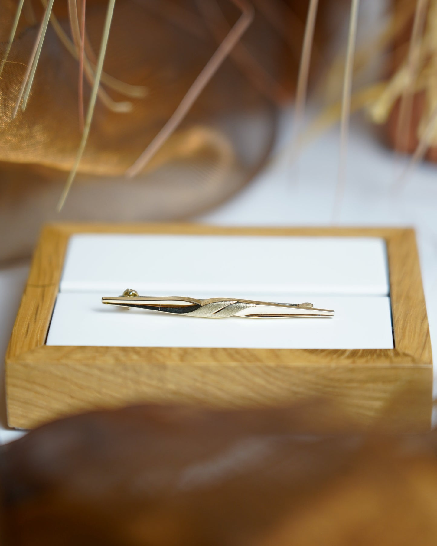 „Twist Line“ – Brosche aus 333/- Gelbgold