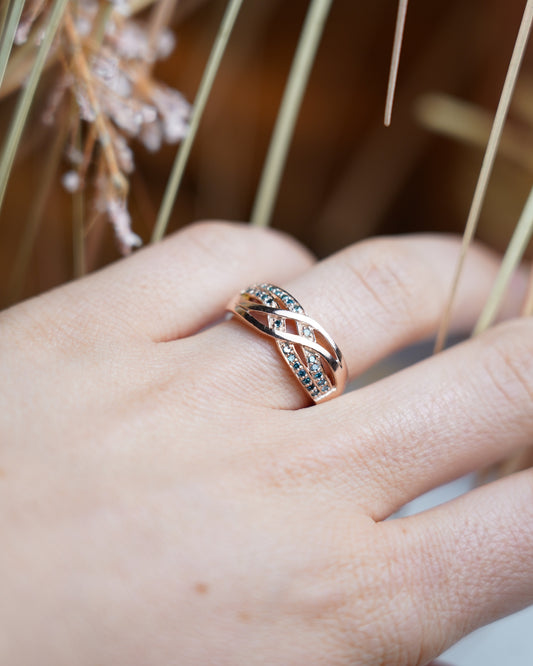 „Twisted Elegance“ – Ring aus rosévergoldetem 925/- Sterlingsilber