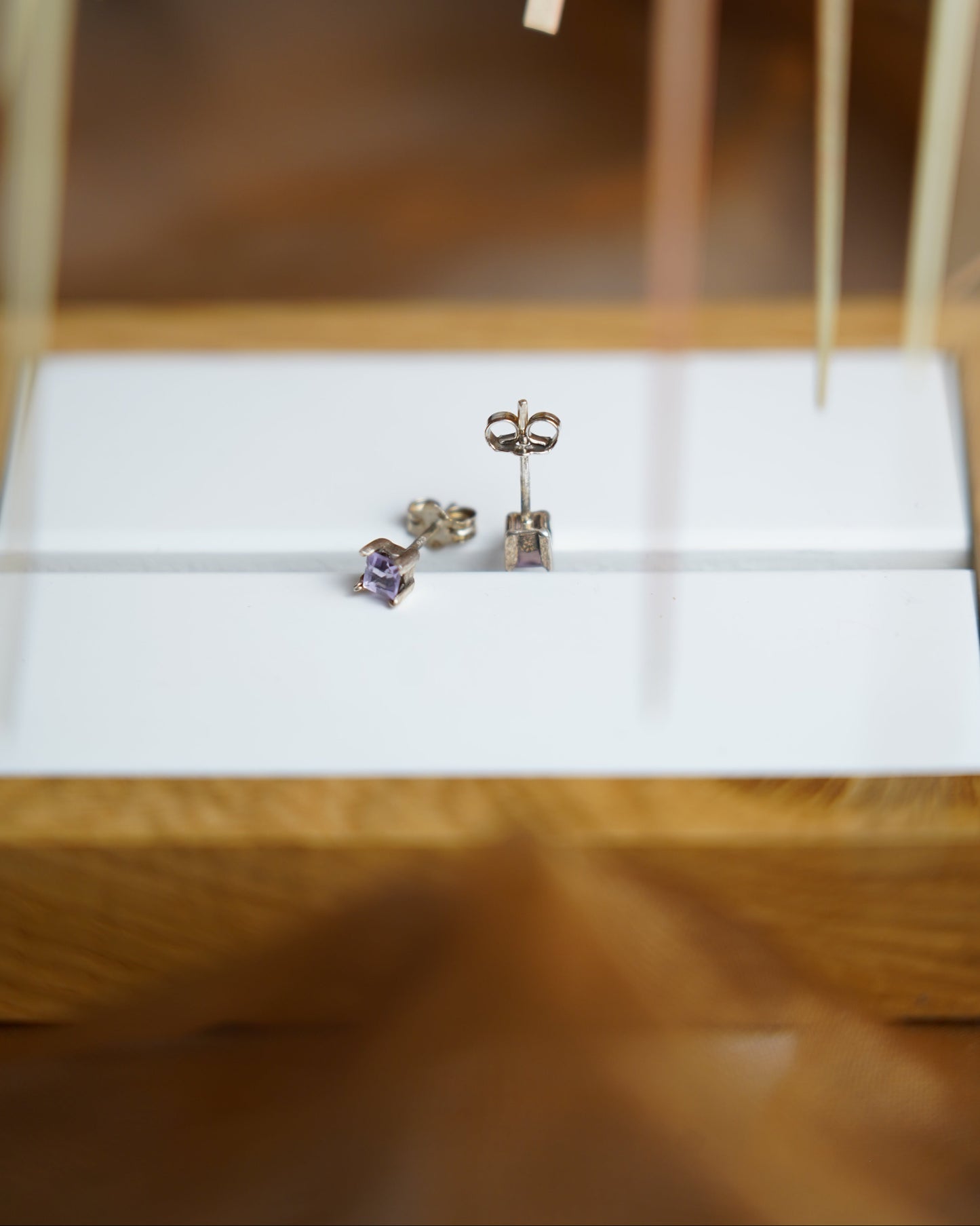 „Violet Spark“ – Ohrstecker aus 925/- Sterlingsilber mit gefärbten Zirkonia