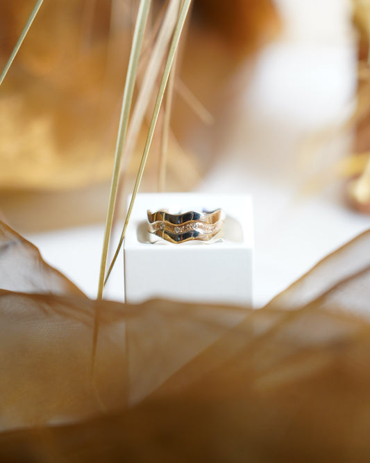 „Wavy Duet“ – Ring aus 585/- Rot- & Weißgold mit Diamanten