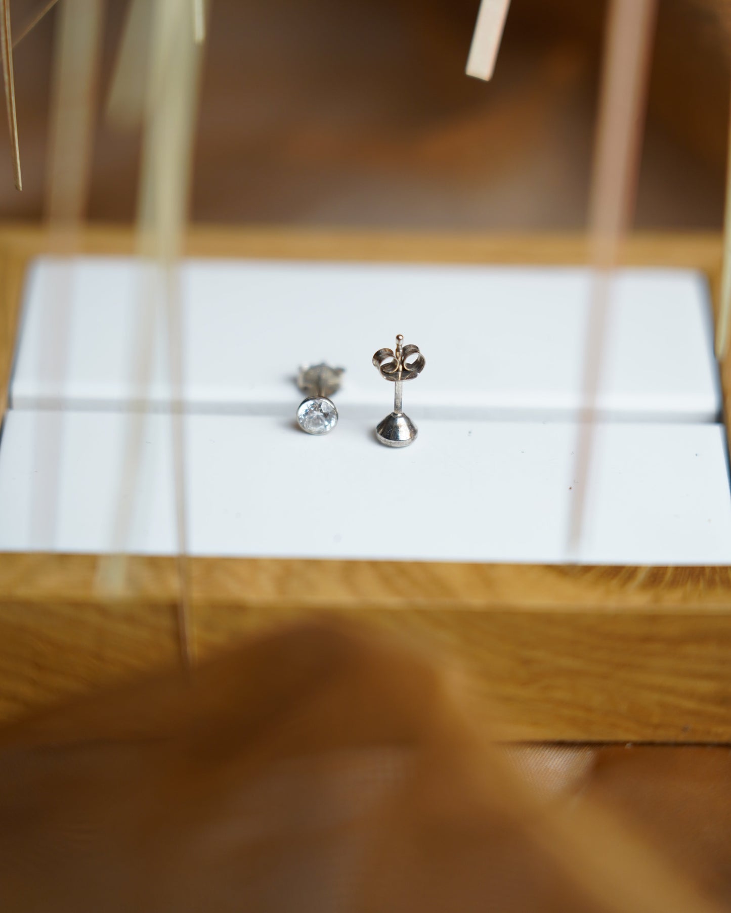 „White Spark“ – Ohrstecker aus 333/- Weißgold mit Zirkoniastein