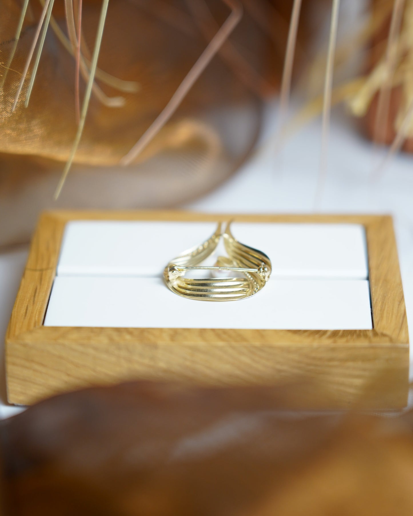 „Wing Elegance“ – Brosche aus 375/- Gelbgold mit Zuchtperle und Zirkoniasteinen