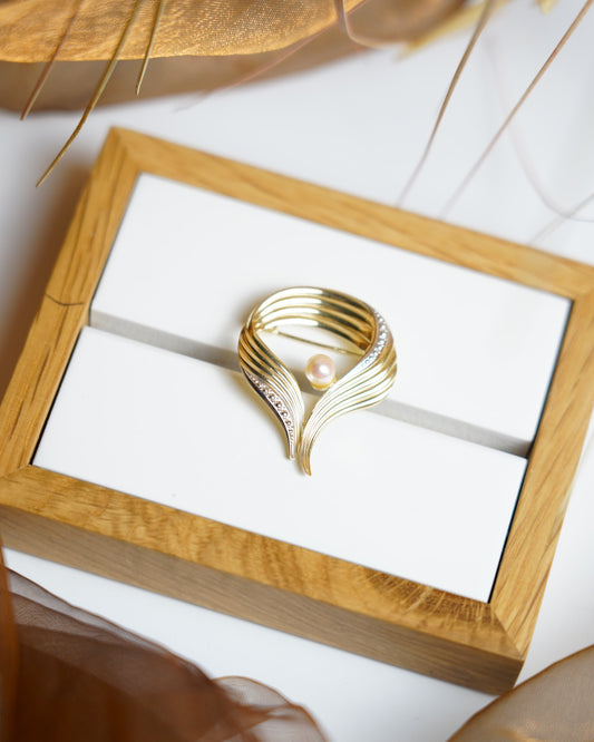 „Wing Elegance“ – Brosche aus 375/- Gelbgold mit Zuchtperle und Zirkoniasteinen